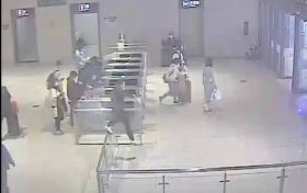 漢中一男子醉酒后，鬧完車站又鬧派出所……縮略圖