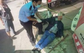 高溫酷暑下，一位老人暈倒在牟家壩鎮(zhèn)某路邊，疑似中暑縮略圖