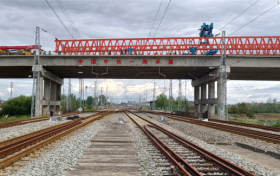 244國(guó)道上跨陽(yáng)安鐵路大橋順利完成全部箱梁架設(shè)縮略圖