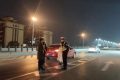 汽車沒油拋錨橋面，漢中交警蜀黍推車施救!縮略圖