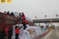 48噸火腿腸傾灑漢中收費站附近，志愿者秒變“搬運工”縮略圖