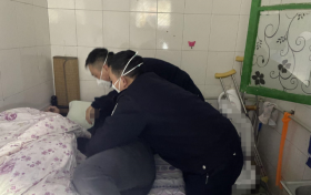 寧強(qiáng)一八旬老人家中不慎摔倒，民警及時(shí)救助縮略圖
