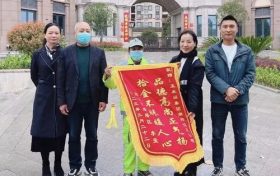 這個(gè)環(huán)衛(wèi)工人的暖心舉動(dòng)，讓外地人決定在漢中買(mǎi)房！縮略圖
