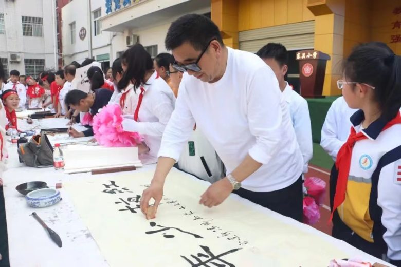 西鄉(xiāng)縣東關(guān)小學(xué)隆重舉行第八屆“紅梅杯”校園讀書節(jié)系列活動插圖1