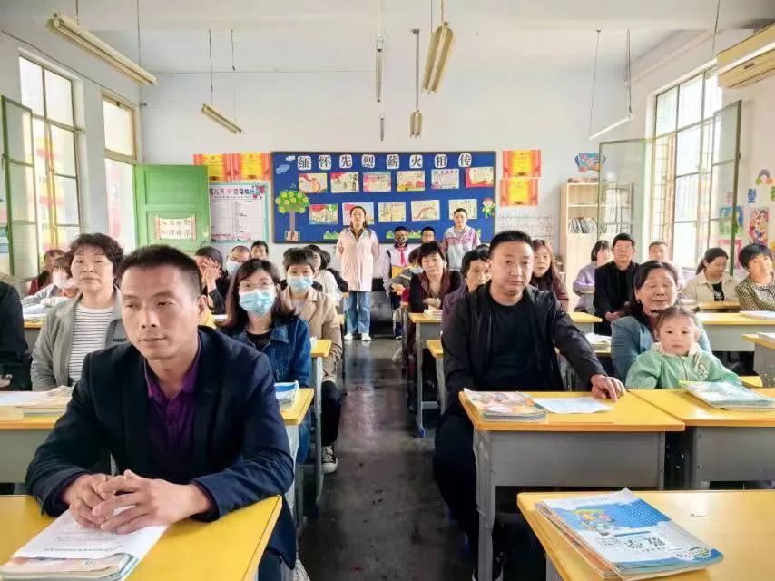 提燈引路 育夢(mèng)成光——西鄉(xiāng)縣東關(guān)小學(xué)2023學(xué)年度春季學(xué)期家長(zhǎng)會(huì)紀(jì)實(shí) 提燈引路 育夢(mèng)成光——西鄉(xiāng)縣東關(guān)小學(xué)2023學(xué)年度春季學(xué)期家長(zhǎng)會(huì)紀(jì)實(shí)