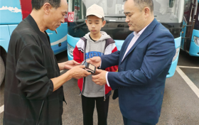 贊~撿拾到一個沉甸甸的錢包，漢中這位同學(xué)拾金不昧！縮略圖