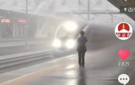 漢中火車站“風(fēng)雨玫瑰”客運(yùn)員，感動(dòng)萬千網(wǎng)友……縮略圖
