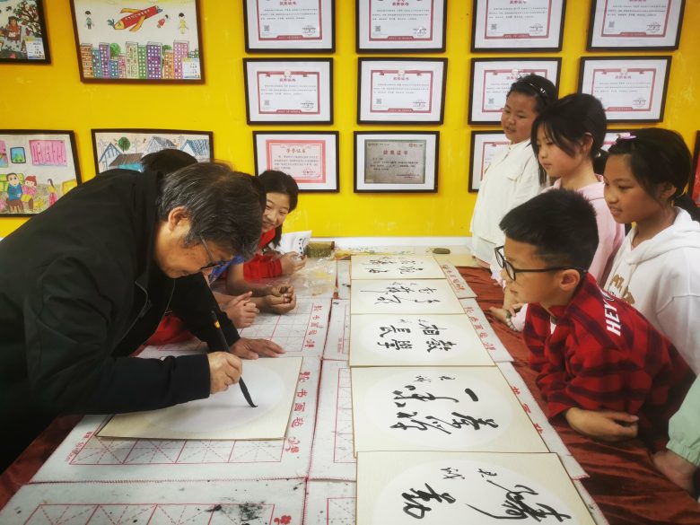 當(dāng)代著名書畫家蘇萬強、牟君誠 走進舒家壩鎮(zhèn)九年制學(xué)校鄉(xiāng)村少年宮插圖1