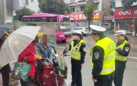點(diǎn)贊！城固街頭這一幕，暖心→縮略圖