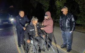 以警心暖民心，民警深夜救助走失老人回家縮略圖