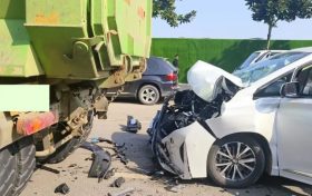 誰(shuí)的鍋？小轎車直直撞上渣土車尾部！一人受傷被困！縮略圖