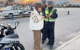 群眾大意丟手機(jī)，交警撿起速歸還縮略圖