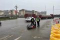 男子騎車滑倒，城固交警暖心幫助縮略圖