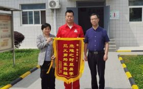 縱身一躍救人 彰顯英雄本色！為程長軍點贊！縮略圖