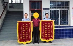 民警快速找回遺失錢包，群眾贈送錦旗致謝！縮略圖