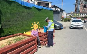 一名老人突然中暑癱坐路邊，幸好…縮略圖