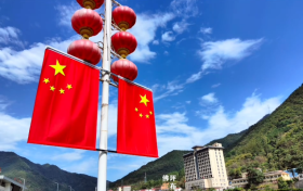 紅旗飄揚(yáng)！佛坪街頭國慶“氛圍感”拉滿縮略圖