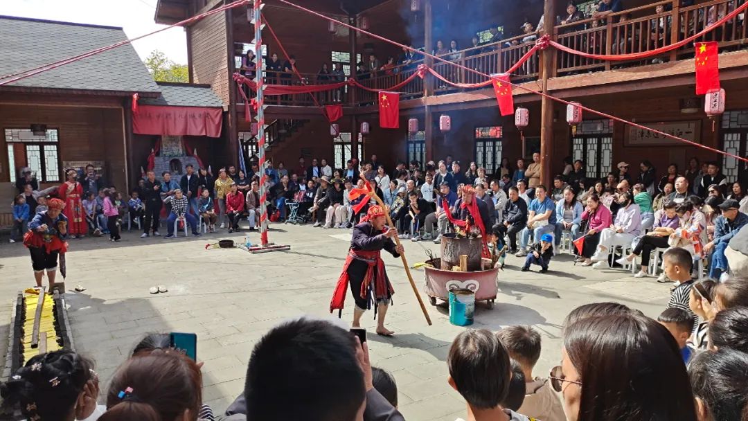 網(wǎng)紅博主走進(jìn)漢江源 探秘羌族非遺儺技 網(wǎng)紅博主走進(jìn)漢江源 探秘羌族非遺儺技