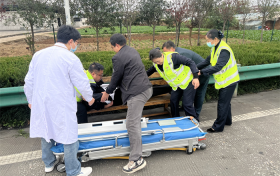 漢中式厚道！陜西交控集團漢寧分公司工作人員緊急救助突發(fā)心梗貨車司機 →縮略圖
