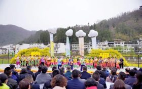 2025年全國春季“村晚”示范展示暨陜南民歌實景劇《風(fēng)起巴山》首演火熱進行中！縮略圖